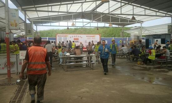 工地飯?zhí)贸邪? />
</p>
<p>
	每天做兩餐，20塊一天，一年除去節(jié)假日算300天，假設(shè)300個(gè)人一定會(huì)去吃飯，這樣你在這300個(gè)人中可以得到180萬(wàn)的總銷售額。這是一個(gè)總數(shù)，成本可根據(jù)自身情況，及當(dāng)?shù)夭少?gòu)物價(jià)，資金計(jì)算出大概，就知道有多少利潤(rùn)空間了。
</p>			</div>
			<!-- /content -->
			<div   id=