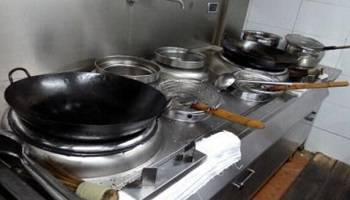 食堂燃?xì)庠罹? /> 
<h3>
	食堂燃?xì)庠罹?
</h3>
1、使用燃?xì)庠罹咔?，?yīng)先檢查所有截門是否關(guān)閉，確認(rèn)無誤后，開啟總截門再進(jìn)行使用。<br />
2、操作時(shí)須嚴(yán)格執(zhí)行“火等氣”的原則，嚴(yán)禁先開氣后點(diǎn)火，以防爆燃。<br />
3、點(diǎn)火時(shí)，應(yīng)先點(diǎn)燃點(diǎn)火棒，再點(diǎn)燃長(zhǎng)明火，由長(zhǎng)明火點(diǎn)燃主火孔。嚴(yán)禁違章操作。<br />
4、間斷使用時(shí)，須先確認(rèn)長(zhǎng)明火是否長(zhǎng)明，如已熄滅，須按第三條重新操作。嚴(yán)禁盲目操作而發(fā)生燃?xì)庑孤丁?br />
5、使用完畢后，應(yīng)按程序先關(guān)小截門，再關(guān)中截門，最后關(guān)閉總截門。嚴(yán)禁只關(guān)總截門而不關(guān)中、小截門。<br />
6、凡使用者必須保持灶具設(shè)備干凈整潔、完好無損，發(fā)現(xiàn)問題及時(shí)報(bào)告。<br />
7、如發(fā)現(xiàn)燃?xì)庑孤兑⒓搓P(guān)閉總截門，迅速開窗通風(fēng)并及時(shí)報(bào)修。<br />
8、下班時(shí)，必須檢查所有燃?xì)饨亻T、電器開關(guān)是否關(guān)閉，確認(rèn)無誤后，方可下班離崗。<br />
<hr />
<img src=